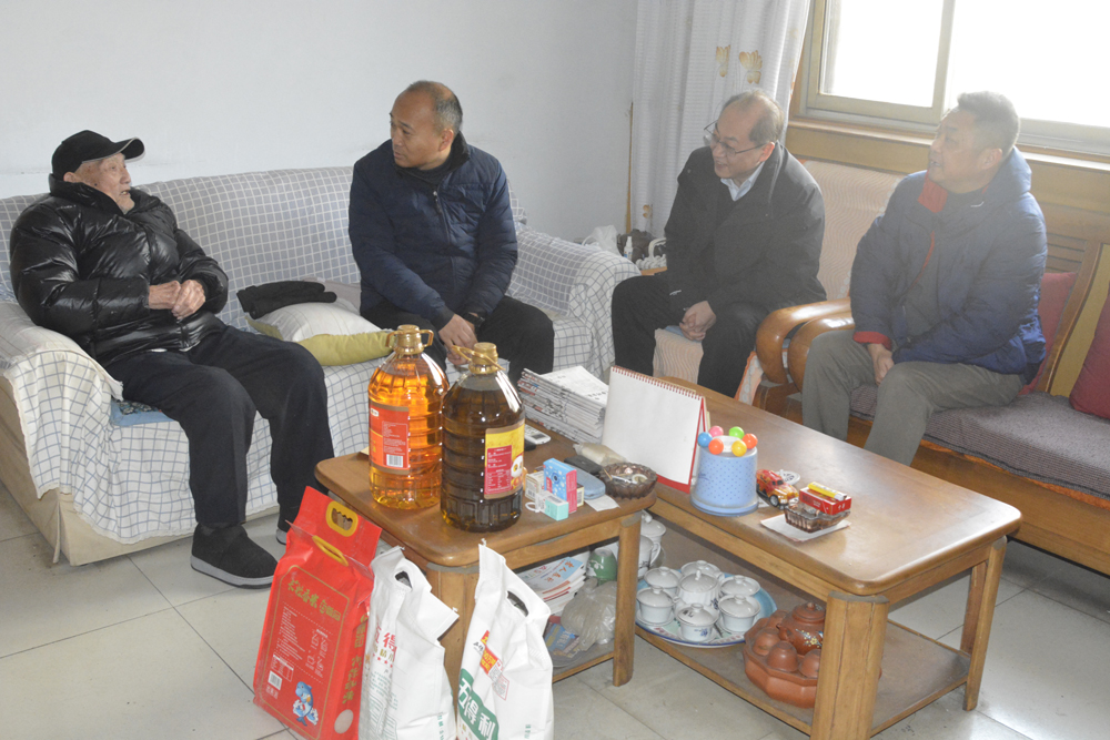 開封鐵塔橡膠黨委領導春節前夕看望慰問離休干部、老領導和生活困難職工