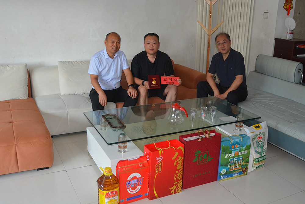 銘記歷史 致敬英雄 ——開封鐵塔橡膠領導班子慰問離休干部家屬并頒發“中國人民抗日戰爭勝利 80周年”紀念章